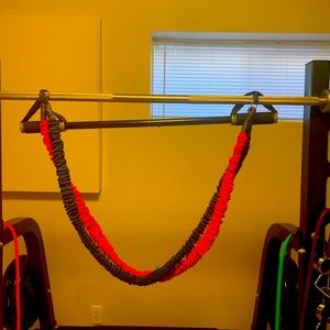 Workout resistance bands with black bar. EUC
